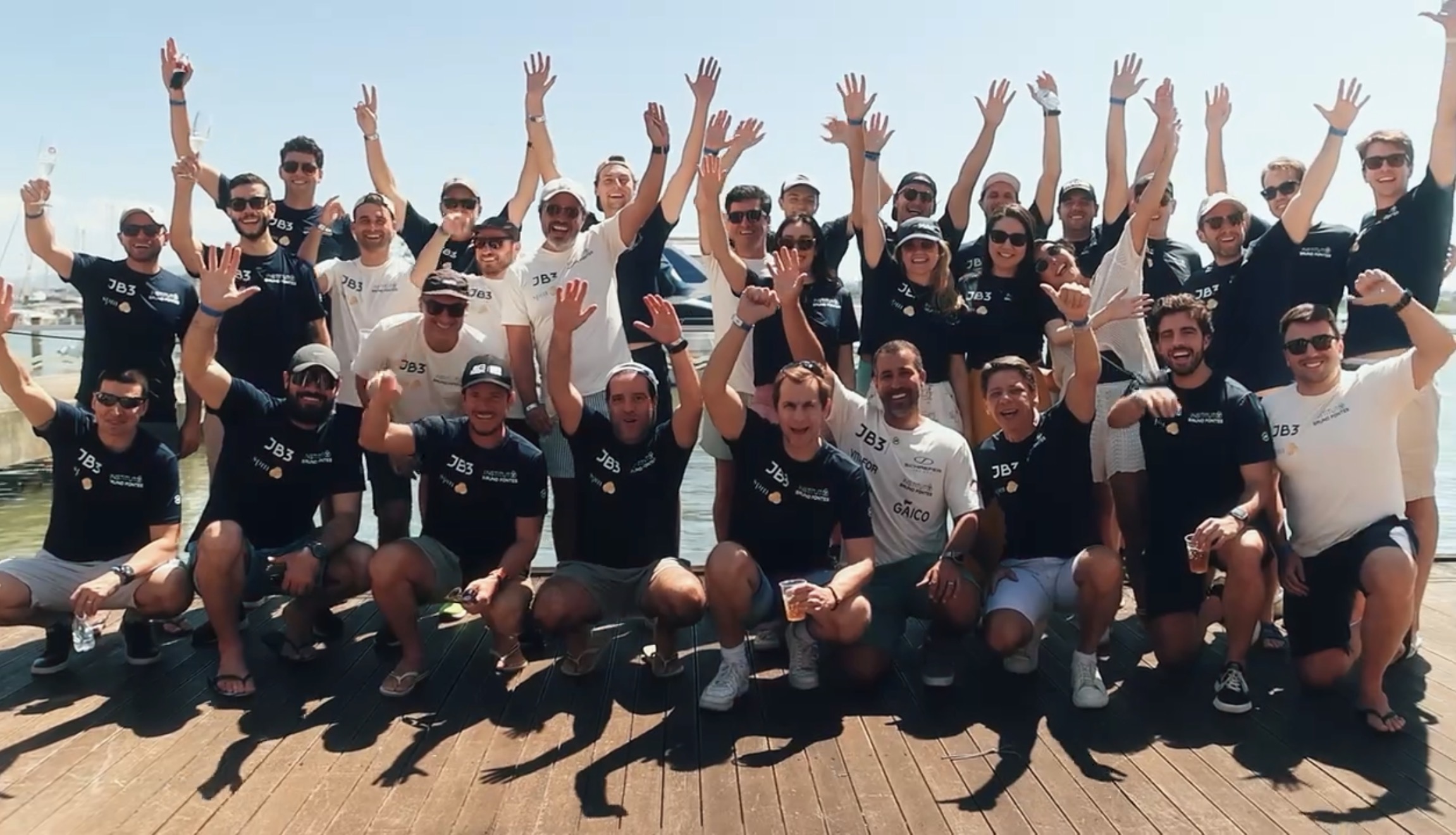 Grupo corporativo da JB3 Investimentos comemorando após Sailing Experience com Bruno Fontes
